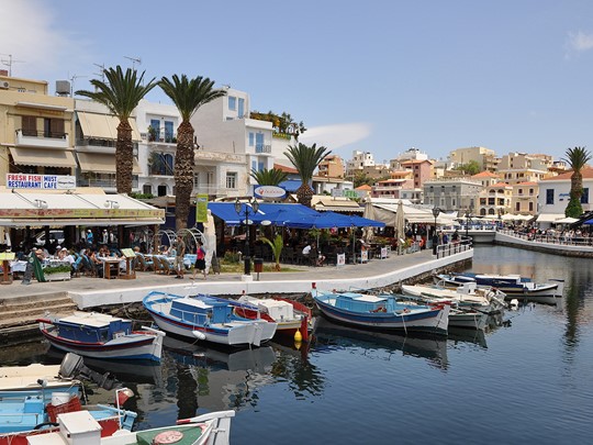 Découvrez la ville côtière d'Agios Nikolaos avec son petit port et ses plages de sable ou de galets