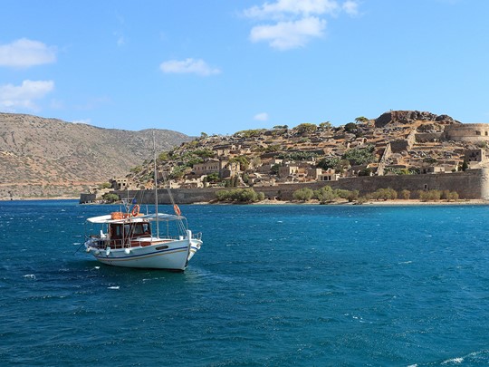 Embarquer à bord d'un bateau pour découvrir l'île forteresse de Spinalonga