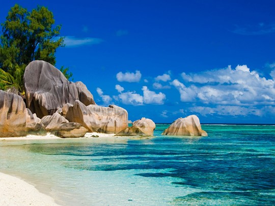 Les plages emblématiques de Praslin vous dévoilent leur sable blanc parsemé de roches granitiques au bord d'une eau turquoise