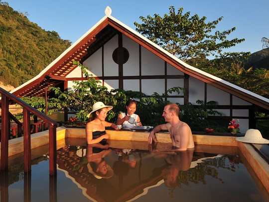 Détendez vous dans un bain relié aux sources d'eau chaude au Muang La Resort