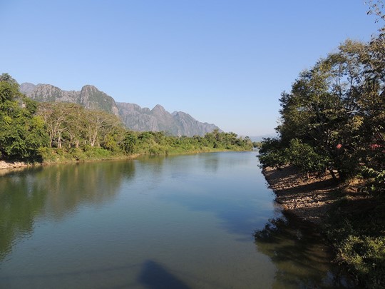 Petite croisière sur la rivière Nam Song à Vang Vieng