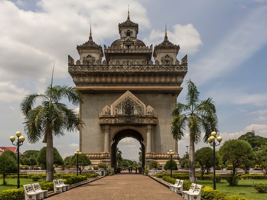 L'arc de triomphe de Vientiane au design typiquement laotien; Le PatouXay