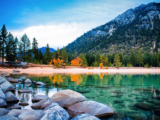 Rejoignez le lac Tahoe, passage d'une ville à une nature époustouflante 