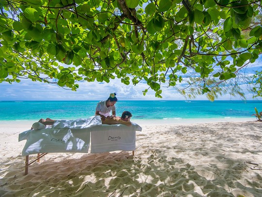 Massage sur la plage de l'hôtel 5 étoiles Denis Private Island 