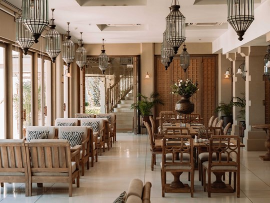 Salle de restauration décorée de bois