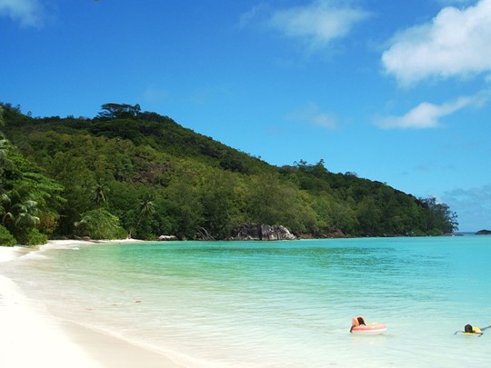 Vue d'Anse Royale, avec son magnifique décor, l'eau cristalline et la plage de sable fin