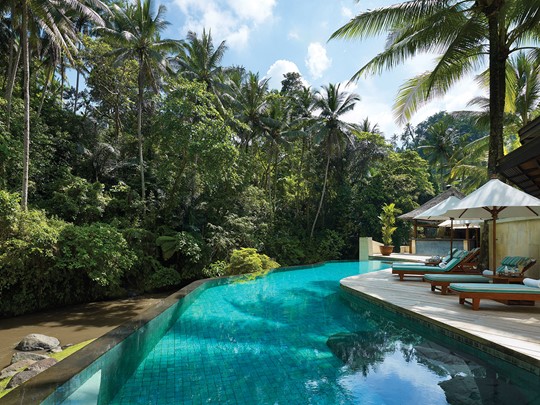 Profitez de la piscine et de ses extérieurs, que vous offre le Four Seasons Resort Sayan