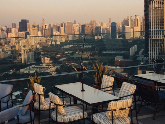 Profitez d'une boisson rafraîchissante au Spire Rooftop Bar