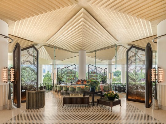 Détendez-vous dans le spacieux et lumineux Lobby Bar