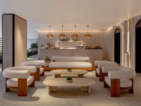 Savourez une boisson au bar de la piscine