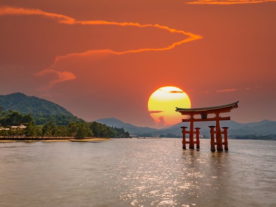 Torii de Miyajima illuminé par le soleil couchant