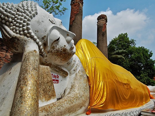 Le bouddha couché du Wat Yai Chai Mongkol d'Ayutthaya