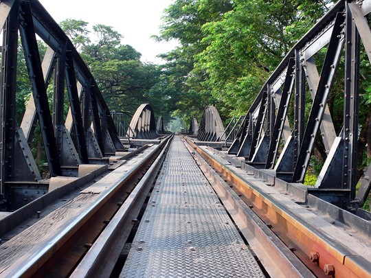 Traversez le fameux 'chemin de fer de la mort' de la rivière Kwaï