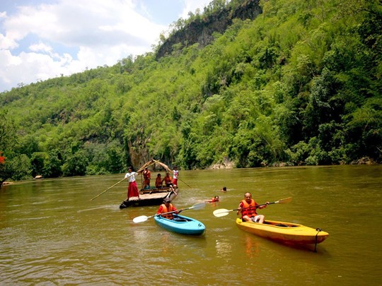 Profitez de votre temps libre pour faire un tour en kayak sur la rivière