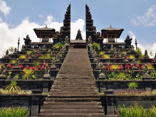 Visite du grand temple de Besakih construit au pied du volcan Agung, le plus haut de l'île