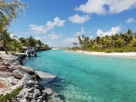 Sur les bords de votre hôtel, lagon translucide et plages rosées