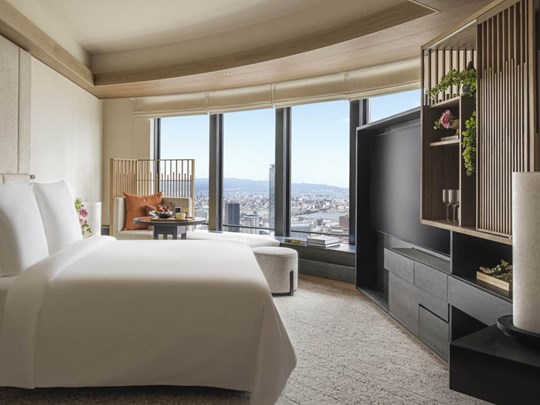 Four Seasons Corner Room