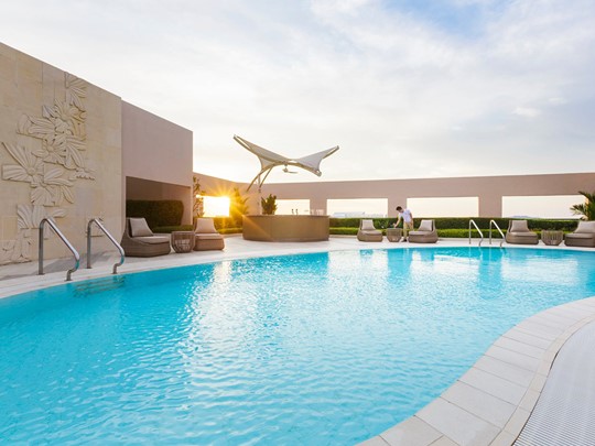 La superbe piscine sur le toit de l'hôtel Four Seasons