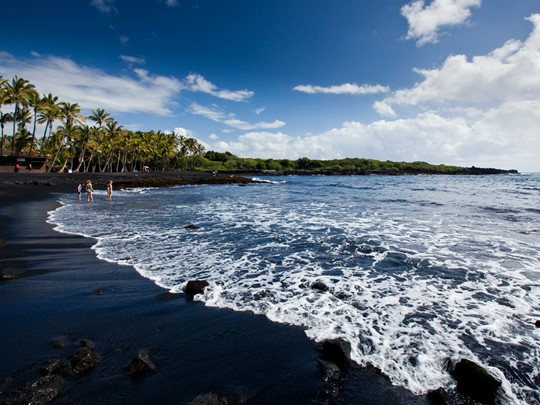 Les plages de sable noir de la Waipio Valley à Hawaï 