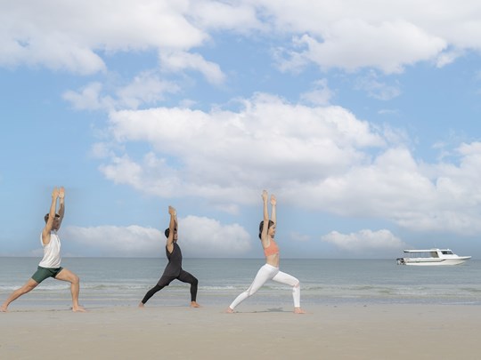 Séance de yoga sur la plage