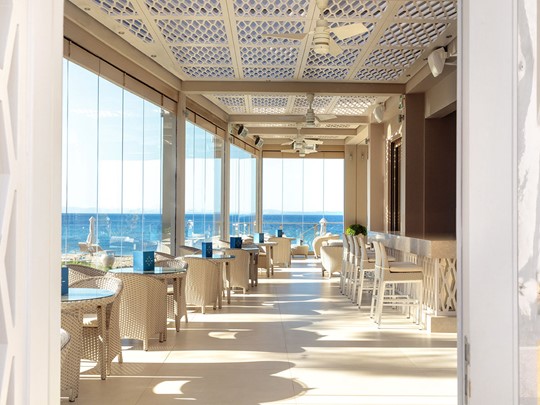 Helios Bar de l'hôtel Ikos Olivia situé à Halkidiki