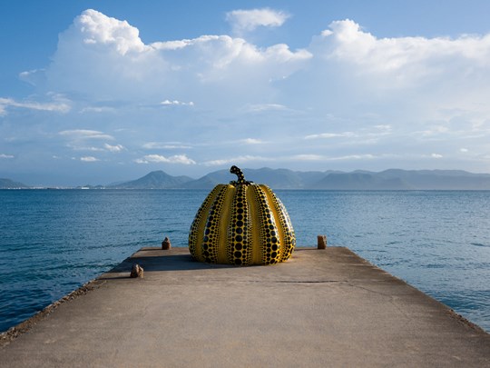 Citrouille face à la mer à Naoshima