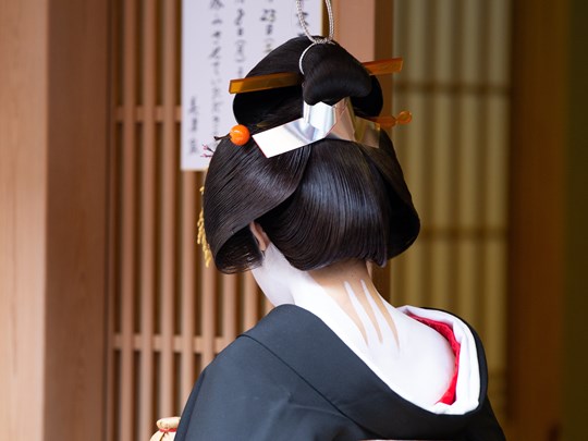 L’élégance intemporelle d’une geisha dans le quartier de Gion