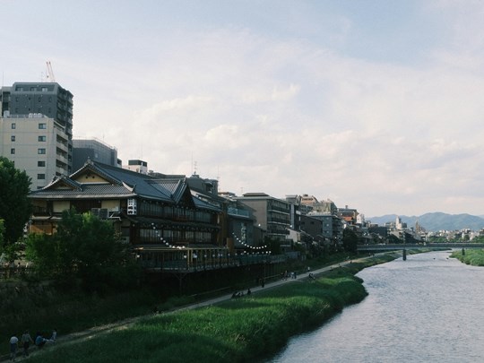 Une balade au bord du fleuve à Kyoto