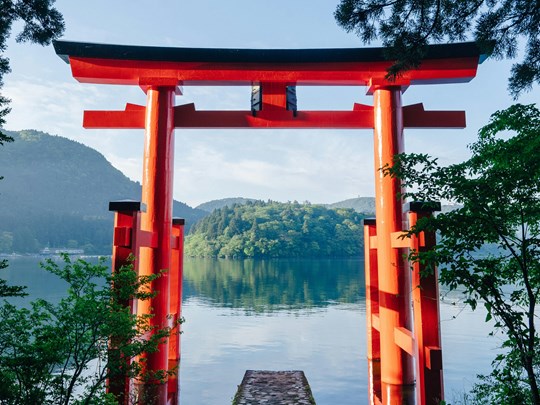 Le torii rouge au lac de Hakone