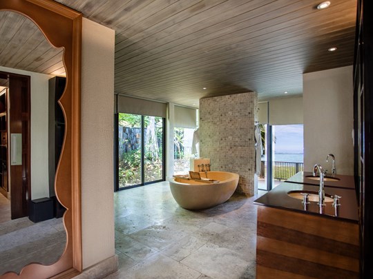 La salle de bain de la Grand Beachfront Villa