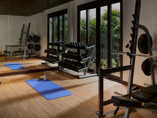 Moment de sport dans la salle de fitness