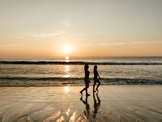 Balade sur la plage au coucher du soleil à Phuket
