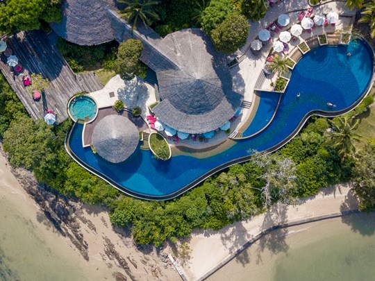 La piscine avec une vue imprenable sur la mer