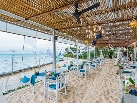 Les pieds dans le sable au Krachang Bar Grill