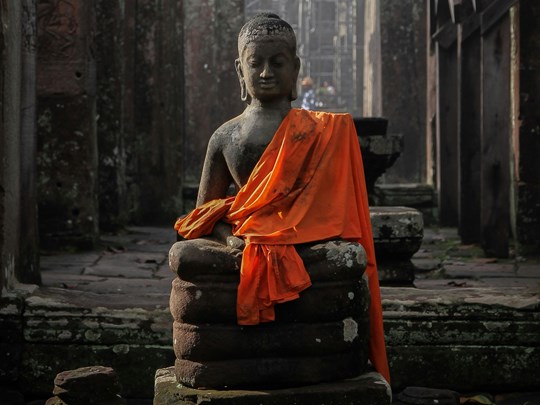 Admirer les statues de Bouddha 