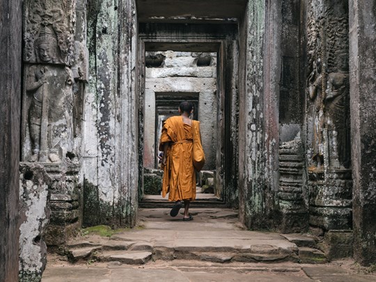 Moines bouddhistes au milieu des temples d’Angkor Wat