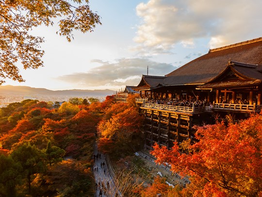 Le Kiyomizu-dera qui offre une vue panoramique sur la ville