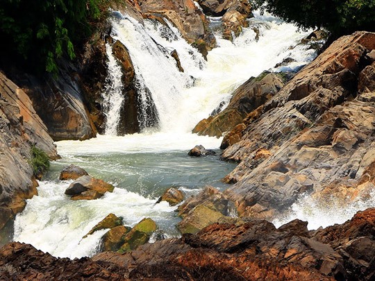 Contemplez les spectaculaires chutes de Ly Phy à Done Khong 