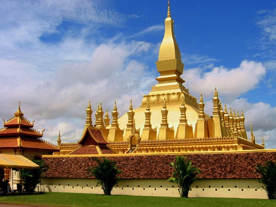 Visitez le temple d'or de Wat That Louang, le monument le plus sacré du pays
