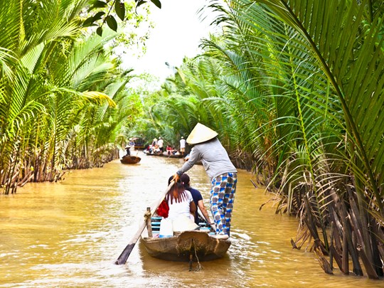 A bord d'un bateau traditionnel, parcourez la rivière a la recherche de paysages éblouissants