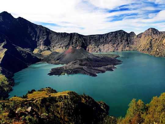 La chaîne volcanique dominée par le Gunung Rinjani offre de magnifiques itinéraires de randonnée