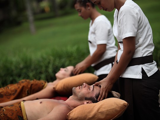 Découverte du traditionnel chemin de relaxation balinais avec de nombreux massages et soins du corps et de beauté à l'Ubud Village