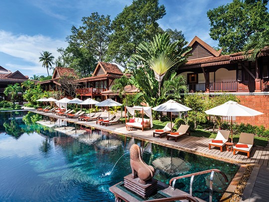Détente au bord de la piscine de l'hôtel La Résidence d'Angkor
