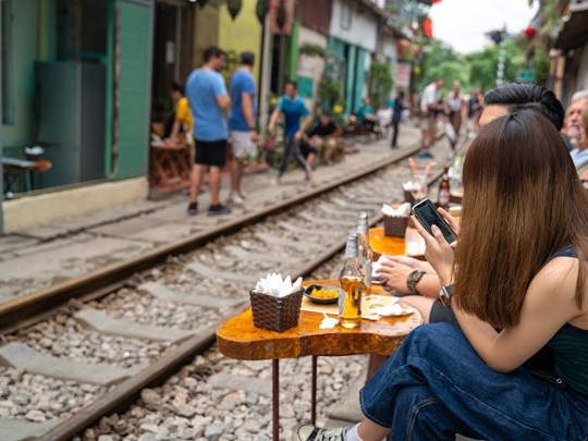 Cafés ouverts, vue sur le train en toute sécurité