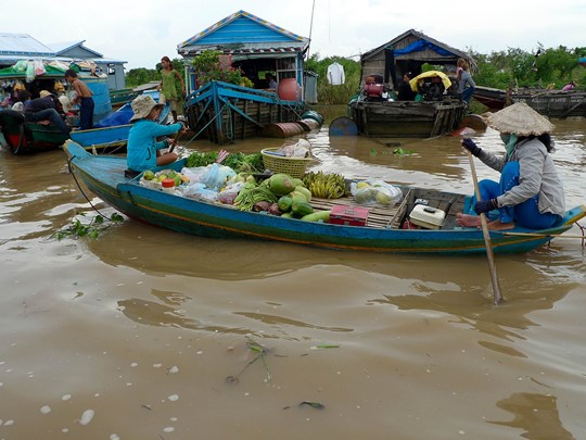 Découverte de villages surprenants flottants sur le lac Tonlé Sap