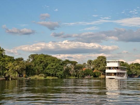 Observez les rives en bateau