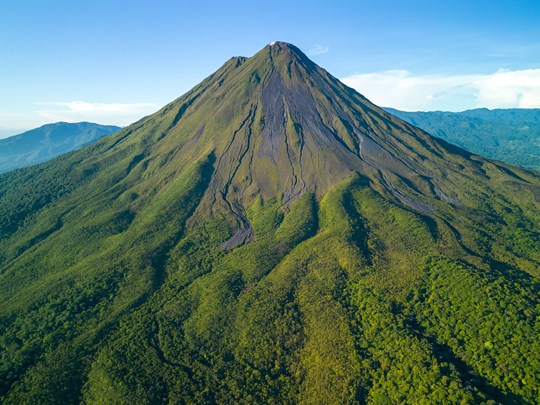 Majestueux Arenal se dressant devant vous