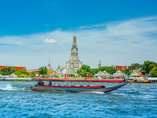 Le magnifique Temple de l'Aube depuis les eaux du Chao Phraya