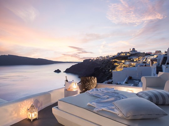 Profitez d'un magnifique coucher de soleil à l'hôtel Kirini Suites & Spa.