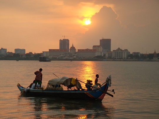 Admirez le coucher de soleil au bord de la rivière de Phnom Penh
